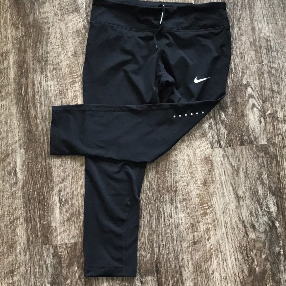 NWT Nike crop pant. Size Medium.